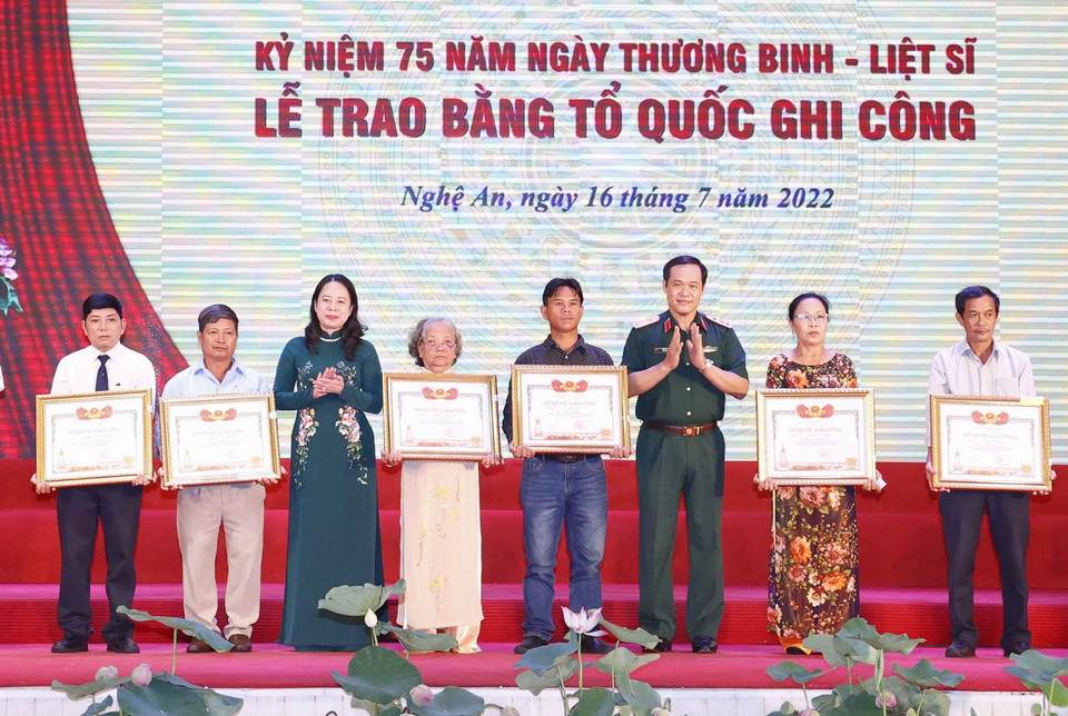 Phó Chủ tịch nước Võ Thị Ánh Xuân trao Bằng Tổ quốc ghi công cho thân nhân các gia đình liệt sĩ. Ảnh: Doãn Tấn - TTXVN