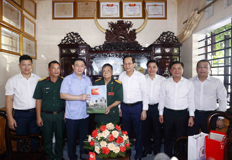 Chủ tịch Quốc hội Vương Đình Huệ thăm gia đình Anh hùng lực lượng vũ trang, thương binh 3/4 Đoàn Minh Nguyệt, xã Nghi Phong, huyện Nghi Lộc. (Ảnh: Doãn Tấn/TTXVN)