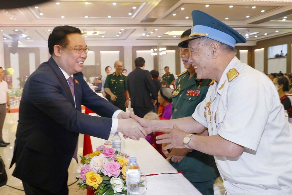 Chủ tịch Quốc hội Vương Đình Huệ với các đại biểu. Ảnh: Doãn Tấn - TTXVN