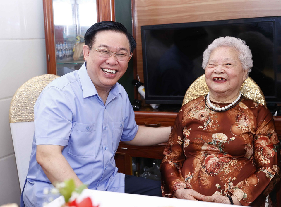 Chủ tịch Quốc hội Vương Đình Huệ và Mẹ Việt Nam Anh hùng Nguyễn Thị Kim Oanh tại phường Hồng Sơn, thành phố Vinh, tỉnh Nghệ An. (Ảnh: Doãn Tấn/TTXVN)