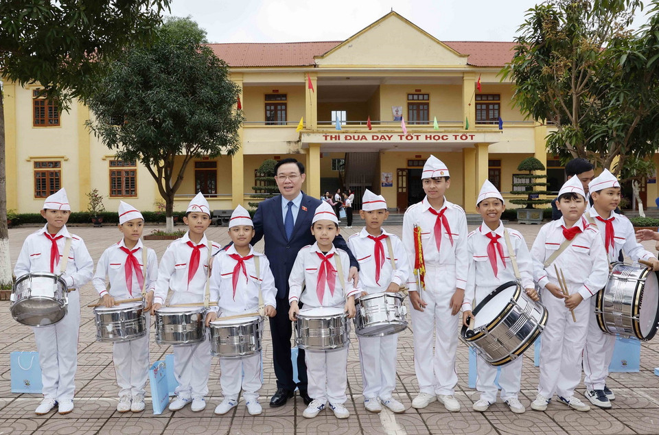 Chủ tịch Quốc hội Vương Đình Huệ với học sinh Trường THCS Nam Thanh. (Ảnh: Nhan Sáng/TTXVN)