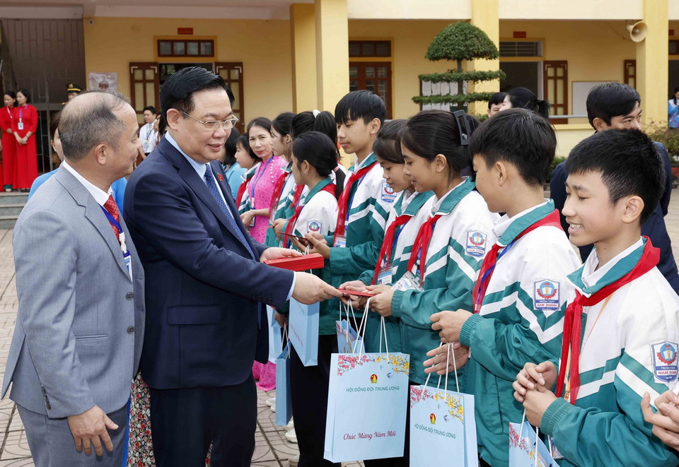 Chủ tịch Quốc hội Vương Đình Huệ tặng quà cho học sinh Trường THCS Nam Thanh. (Ảnh: Nhan Sáng/TTXVN)
