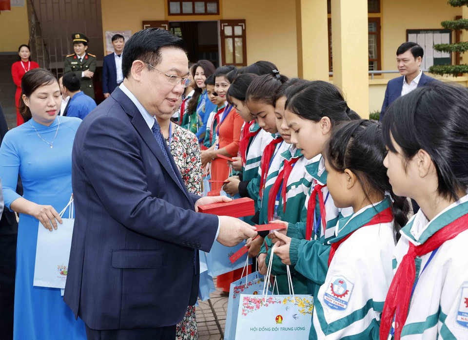 Chủ tịch Quốc hội Vương Đình Huệ tặng quà cho học sinh Trường THCS Nam Thanh. (Ảnh: Nhan Sáng/TTXVN)