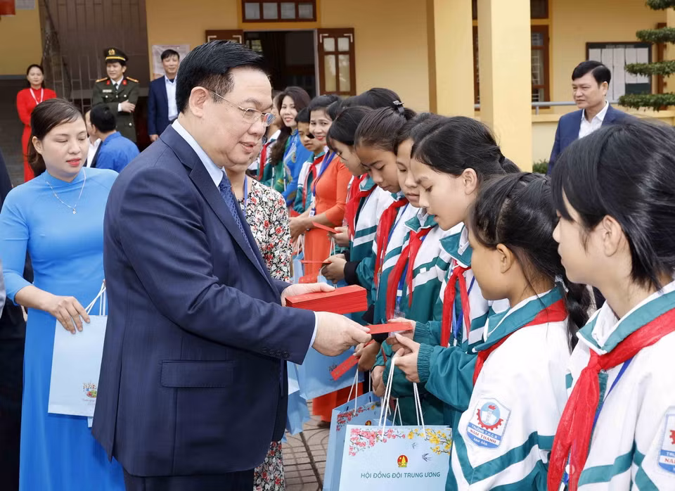 Chủ tịch Quốc hội Vương Đình Huệ tặng quà cho học sinh Trường THCS Nam Thanh. (Ảnh: Nhan Sáng/TTXVN)