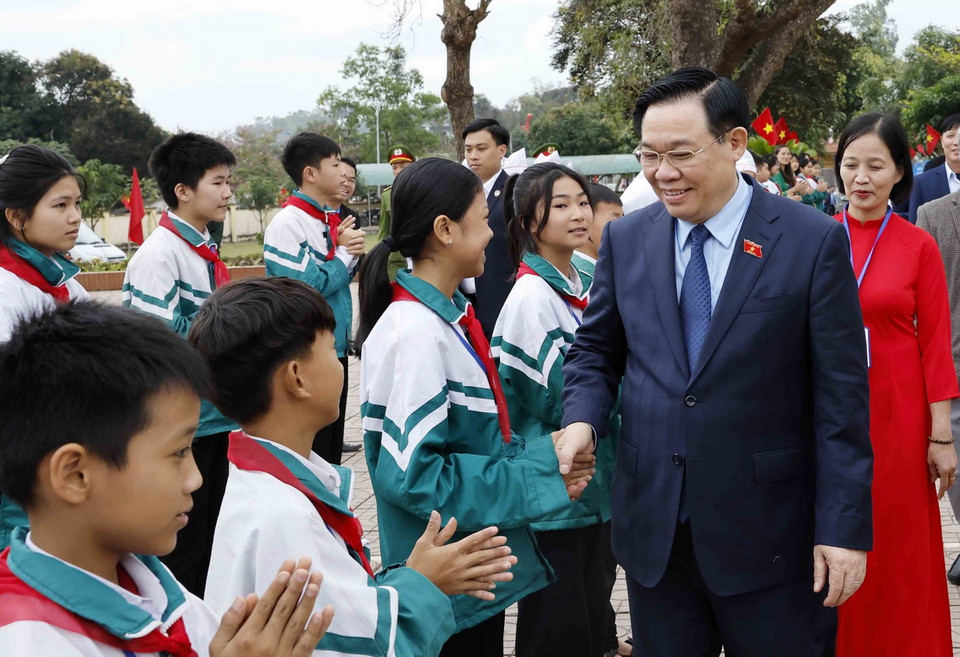 Chủ tịch Quốc hội Vương Đình Huệ với học sinh Trường THCS Nam Thanh. (Ảnh: Nhan Sáng/TTXVN)