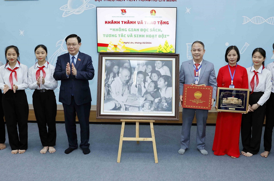 Chủ tịch Quốc hội Vương Đình Huệ tặng quà cho Trường THCS Nam Thanh. (Ảnh: Nhan Sáng/TTXVN)