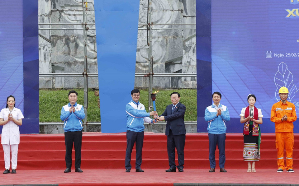 Chủ tịch Quốc hội Vương Đình Huệ giao ngọn đuốc tình nguyện, đại diện cho ý chí, khát vọng của tuổi trẻ cả nước cho Bí thư thứ nhất Trung ương Đoàn TNCS Hồ Chí Minh Bùi Quang Huy. (Ảnh: Nhan Sáng/TTXVN)