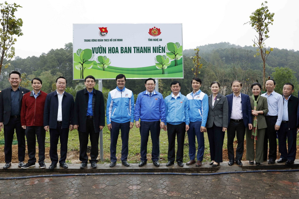Chủ tịch Quốc hội Vương Đình Huệ cùng các đại biểu khánh thành vườn hoa ban tại Khu Di tích Lịch sử Quốc gia Truông Bồn. (Ảnh: Nhan Sáng/TTXVN)