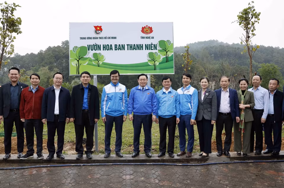 Chủ tịch Quốc hội Vương Đình Huệ cùng các đại biểu khánh thành vườn hoa ban tại Khu Di tích Lịch sử Quốc gia Truông Bồn. (Ảnh: Nhan Sáng/TTXVN)