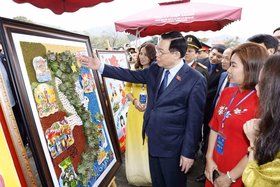 Chủ tịch Quốc hội Vương Đình Huệ tham quan Triển lãm tranh "Tự hào một dải non sông" tại buổi lễ. (Ảnh: Nhan Sáng/TTXVN)