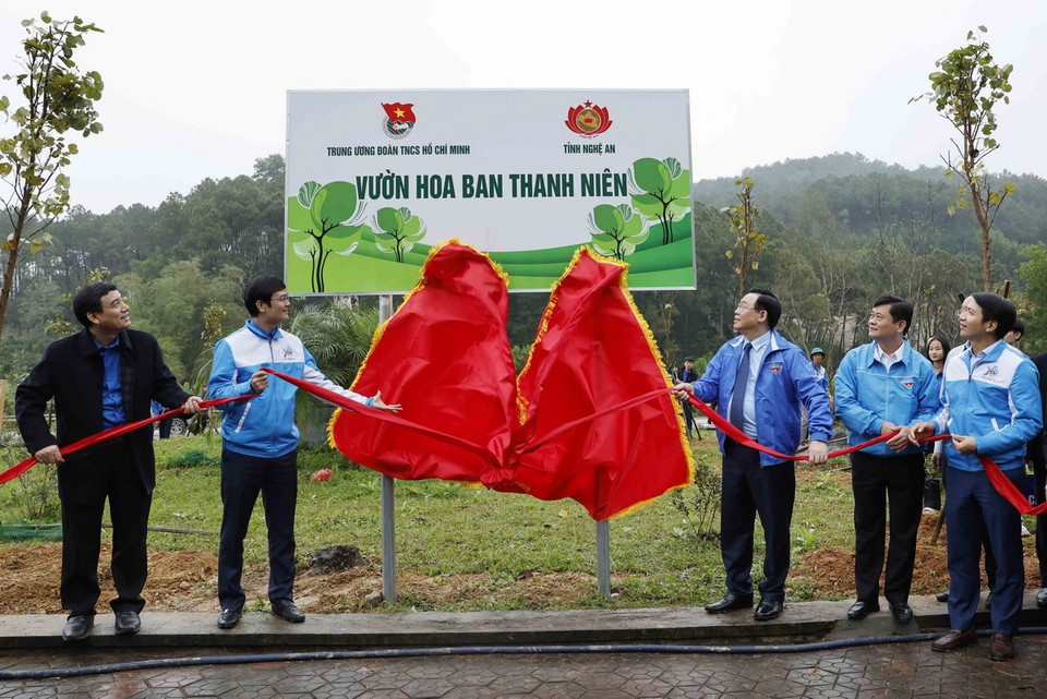 Chủ tịch Quốc hội Vương Đình Huệ cùng các đại biểu khánh thành vườn hoa ban tại Khu Di tích Lịch sử Quốc gia Truông Bồn. (Ảnh: Nhan Sáng/TTXVN)