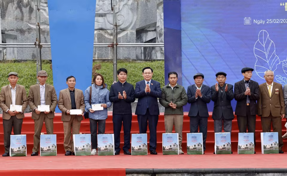 Chủ tịch Quốc hội Vương Đình Huệ tặng quà cho các già làng, trưởng bản, người có uy tín trong đồng bào các dân tộc thiểu số tỉnh Nghệ An. (Ảnh: Nhan Sáng/TTXVN)