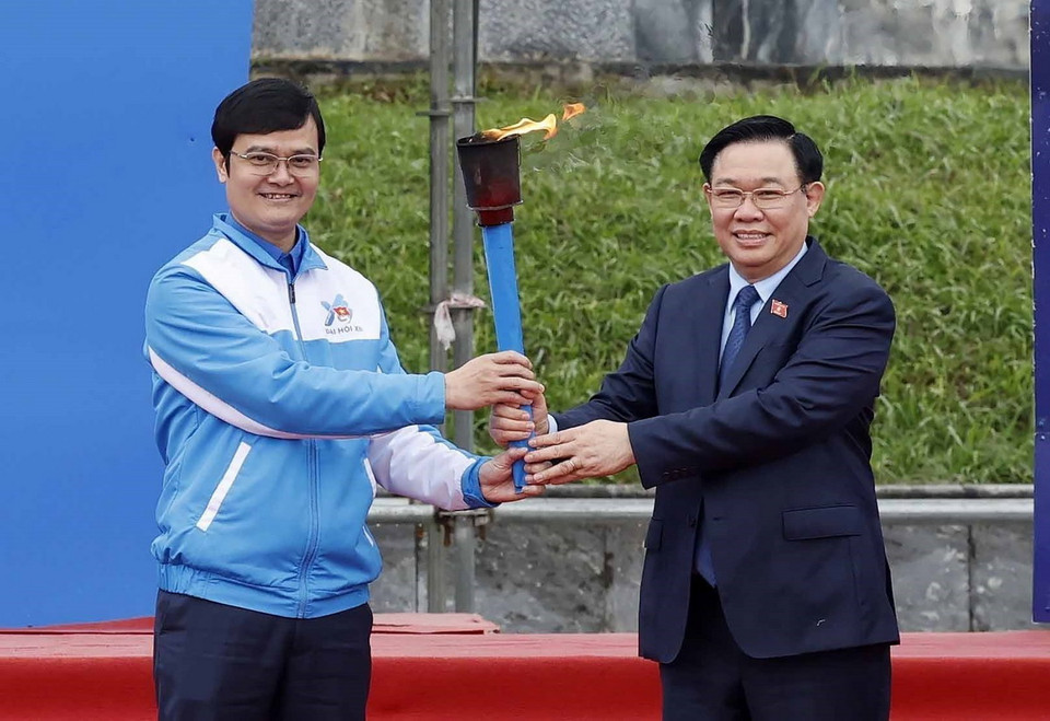 Chủ tịch Quốc hội Vương Đình Huệ giao ngọn đuốc tình nguyện, đại diện cho ý chí, khát vọng của tuổi trẻ cả nước cho Bí thư thứ nhất Trung ương Đoàn TNCS Hồ Chí Minh Bùi Quang Huy. (Ảnh: Nhan Sáng/TTXVN)