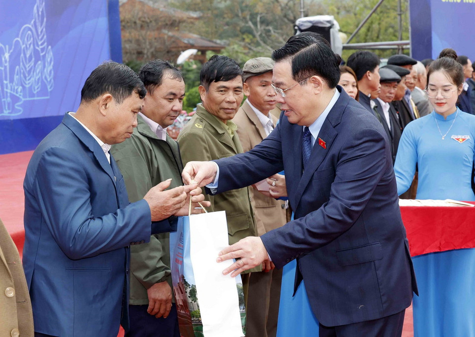 Chủ tịch Quốc hội Vương Đình Huệ tặng quà cho các già làng, trưởng bản, người có uy tín trong đồng bảo các dân tộc thiểu số tỉnh Nghệ An. (Ảnh: Nhan Sáng/TTXVN)