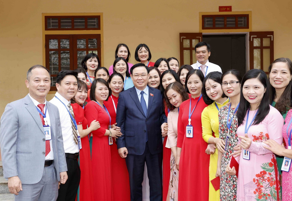 Chủ tịch Quốc hội Vương Đình Huệ cùng các thầy, cô giáo Trường THCS Nam Thanh. (Ảnh: Nhan Sáng/TTXVN)