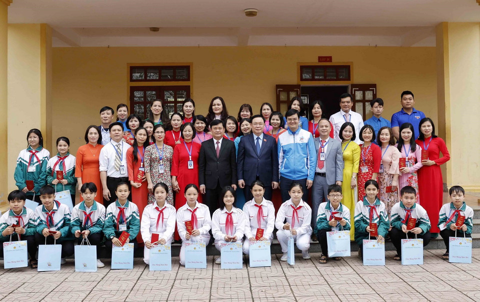 Chủ tịch Quốc hội Vương Đình Huệ cùng các thầy, cô giáo và học sinh Trường THCS Nam Thanh. (Ảnh: Nhan Sáng/TTXVN)