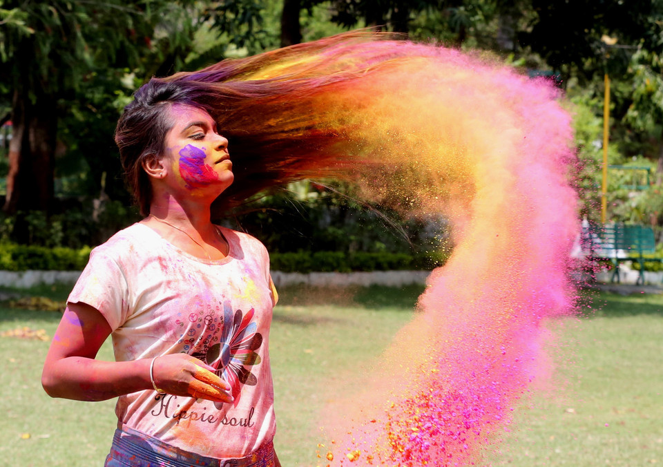 Lễ hội Holi, còn gọi là Lễ hội Sắc màu, được tổ chức vào ngày trăng tròn của tháng Phalgun theo lịch Hindu, là một trong những lễ hội quan trọng của Ấn Độ, cũng như nhiều quốc gia có cộng đồng người theo đạo Hindu sinh sống. Lễ hội Holi đánh dấu sự khởi đầu của mùa Xuân với hy vọng mùa màng bội thu. Trong ảnh: Người dân tham gia Lễ hội Sắc màu tại Bhopal, Ấn Độ, ngày 24/3. (Ảnh: THX/TTXVN)