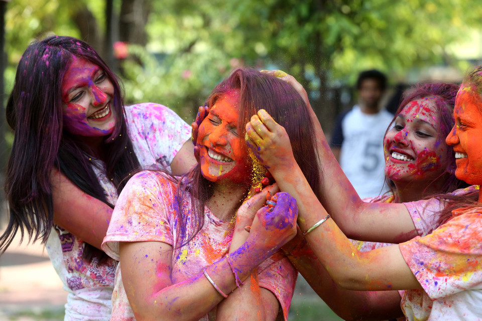 Lễ hội Holi, còn gọi là Lễ hội Sắc màu, được tổ chức vào ngày trăng tròn của tháng Phalgun theo lịch Hindu, là một trong những lễ hội quan trọng của Ấn Độ, cũng như nhiều quốc gia có cộng đồng người theo đạo Hindu sinh sống. Lễ hội Holi đánh dấu sự khởi đầu của mùa Xuân với hy vọng mùa màng bội thu. Trong ảnh: Người dân tham gia Lễ hội Sắc màu tại Bhopal, Ấn Độ, ngày 24/3. (Ảnh: THX/TTXVN)