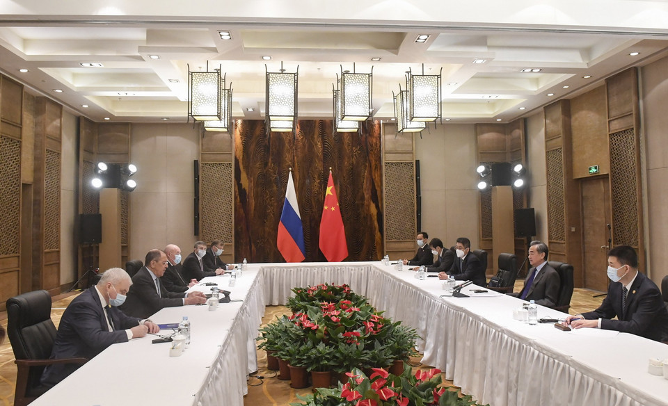 Trong cuộc hội đàm diễn ra ở thành phố Quế Lâm, Khu tự trị dân tộc Choang Quảng Tây, ngày 23/3, Bộ trưởng Ngoại giao Trung Quốc Vương Nghị (thứ 2, phải) và Bộ trưởng Ngoại giao Nga Sergei Lavrov (thứ 2, trái) đạt được đồng thuận chiến lược. (Ảnh: THX/TTXVN)