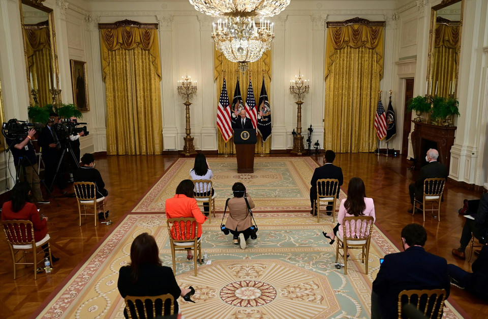 Đêm 25/3 (giờ Việt Nam), Tổng thống Mỹ Joe Biden có cuộc họp báo chính thức đầu tiên kể từ khi lên nắm quyền, trong đó, ông đề cập đến một loạt vấn đề nổi cộm trong chính sách đối nội và đối ngoại của nước Mỹ như đại dịch COVID-19, sự phục hồi kinh tế, quan hệ với Trung Quốc, Triều Tiên hay việc rút quân khỏi Afghanistan. (Ảnh: AFP/TTXVN)