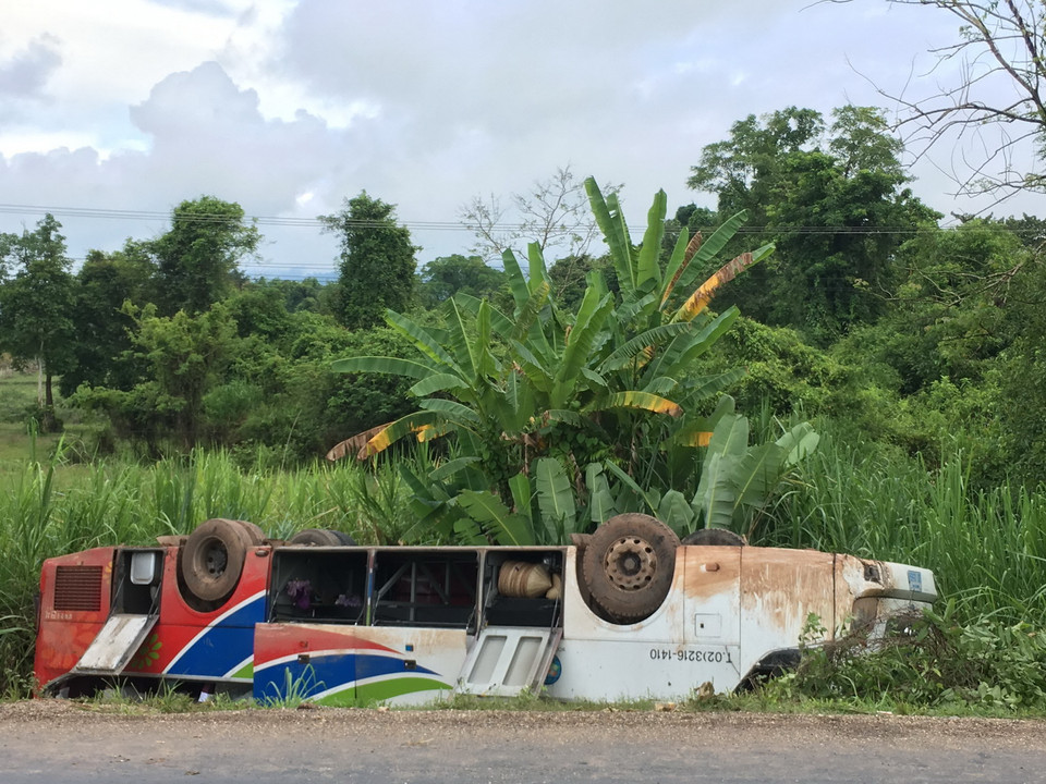 Hình ảnh chiếc xe bị lật trong vụ tai nạn. (Ảnh: Phạm Kiên/Vietnam+)