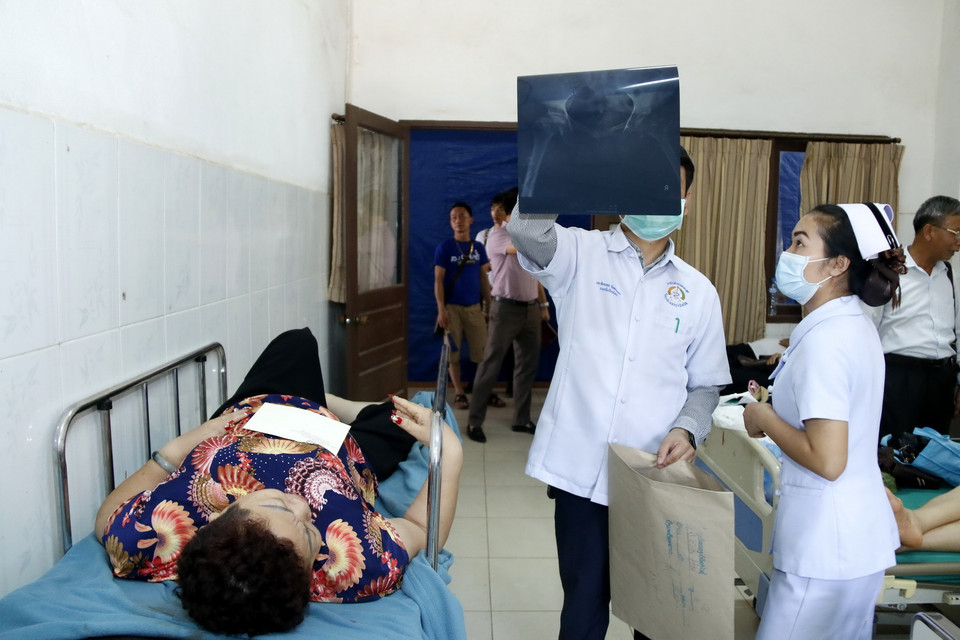 Bác sỹ Lào đang chăm sóc cho các nạn nhân trong vụ tai nạn. (Ảnh: Phạm Kiên/Vietnam+) 