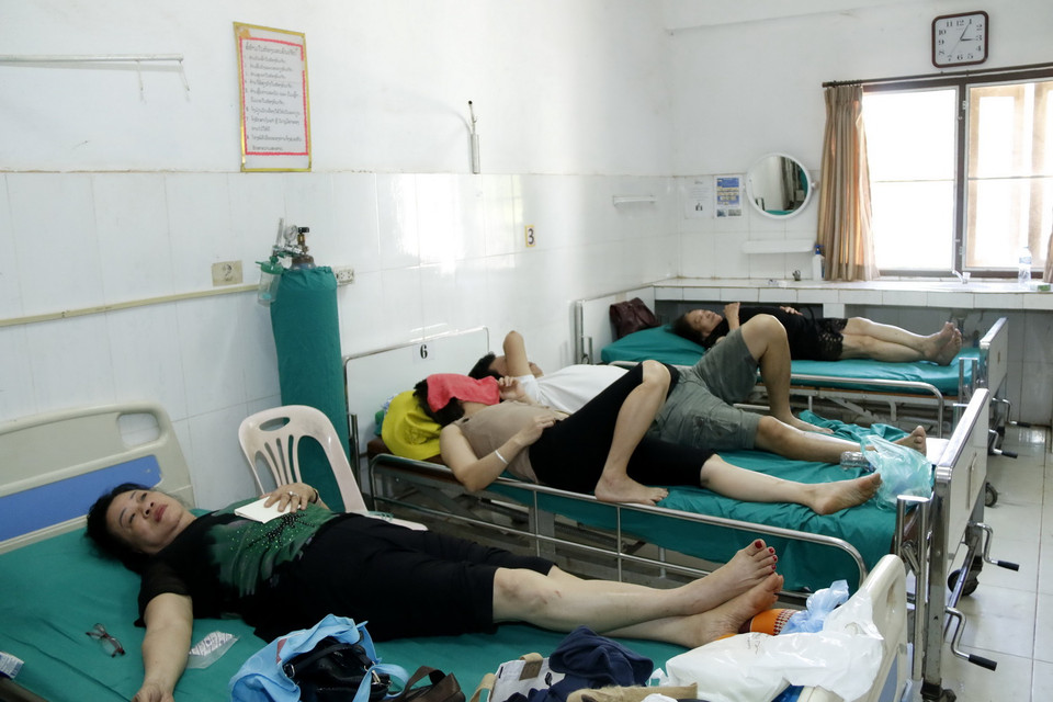 Các nạn nhân vụ tai nạn đâng điều trị tại Savannakhet. (Ảnh: Phạm Kiên/Vietnam+) 