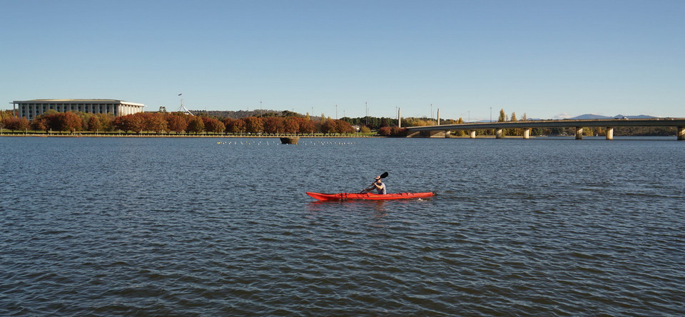 Hồ Burley Griffin nằm ở trung tâm thành phố, từ đây có thể nhìn thẳng về tòa nhà Quốc hội Liên bang. Đây là hồ nhân tạo ngăn từ con sông Molongo và được hoàn thành năm 1963, là nơi bắn pháo hoa vào năm mới, quốc khánh và các dịp lễ khác. Tản bộ, đạp xe, chèo thuyền hoặc một chuyến du ngoạn bằng thuyền quanh hồ là những trải nghiệm tuyệt vời nơi đây. (Ảnh: Sao Băng/Vietnam+)