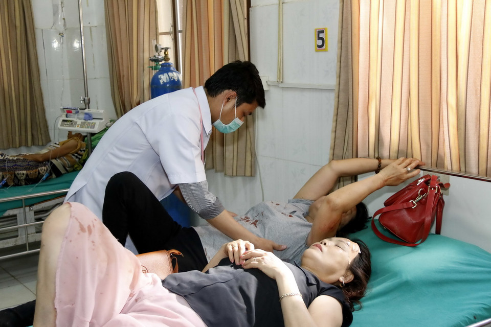 Bác sỹ Lào đang chăm sóc cho các nạn nhân trong vụ tai nạn. (Ảnh: Phạm Kiên/Vietnam+) 
