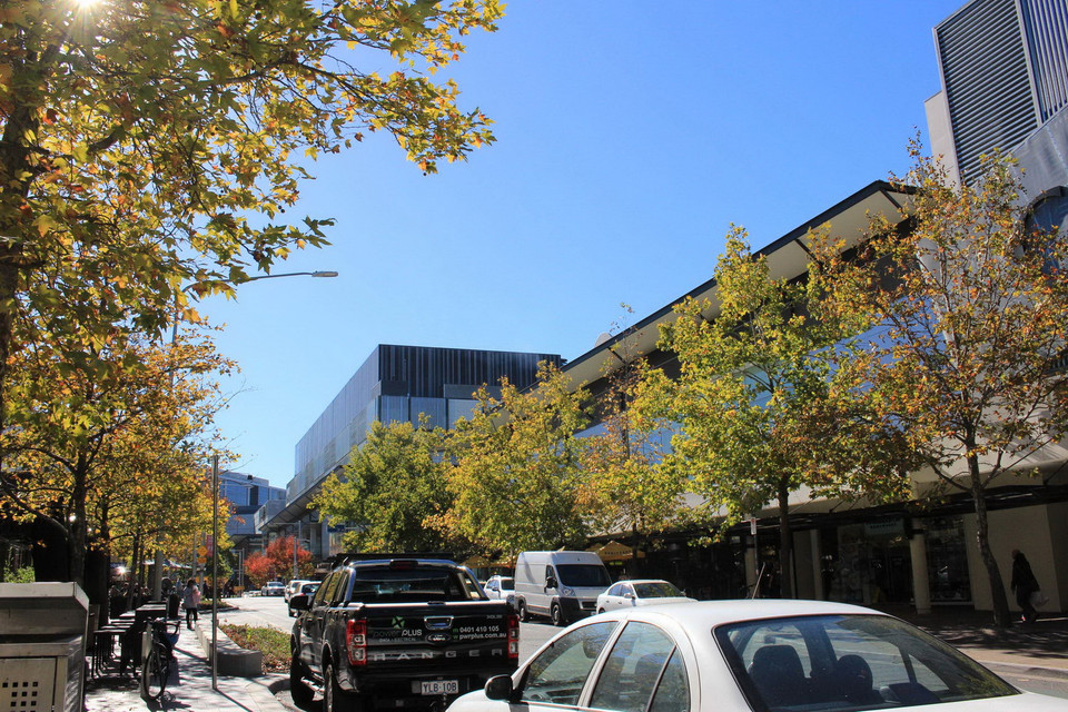 Đường phố Canberra bừng sáng dưới nắng Thu rực rỡ. (Ảnh: Sao Băng/Vietnam+)