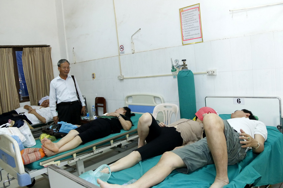 Ông Trần Công Thịnh, Tổng Lãnh sự Việt Nam tại Savannakhet, đang thăm hỏi các nạn nhân của vụ tai nạn. (Ảnh: Phạm Kiên/Vietnam+)