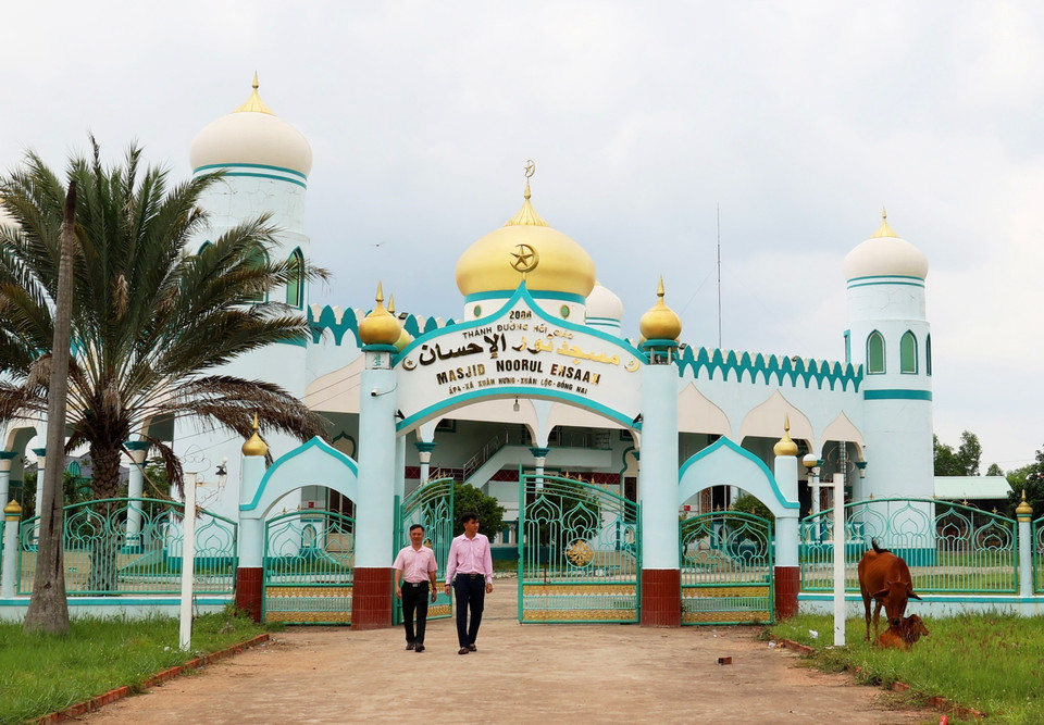 Cổng chính thánh đường Masjid Nourul Ehsaan có kiến trúc và trang trí giống với kiến trúc chính của nhà nguyện. (Ảnh: Hồng Đạt/TTXVN)