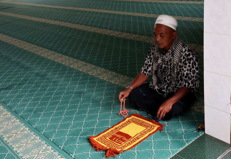 Giáo dân ở làng Chăm Xuân Hưng làm lễ trong thánh đường Masjid Nourul Ehsaan. (Ảnh: Hồng Đạt/TTXVN)