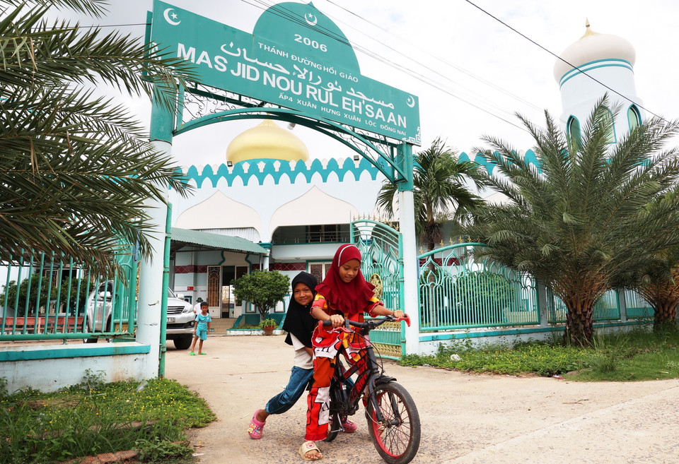 Trẻ em làng Chăm Xuân Hưng vui chơi trong khuôn viên thánh đường Hồi giáo Masjid Nourul Ehsaan. (Ảnh: Hồng Đạt/TTXVN)