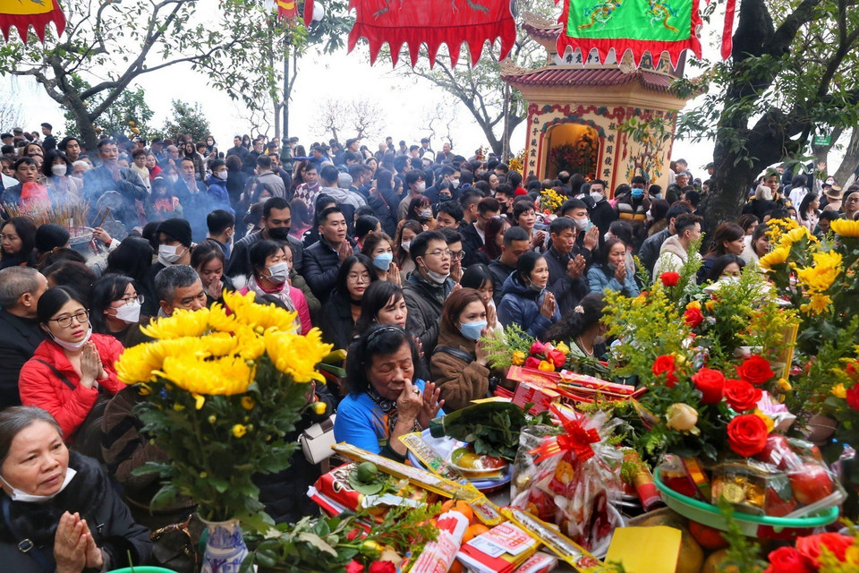 Đông đảo người dân đi lễ cầu bình an năm mới tại Phủ Tây Hồ. (Ảnh: Tuấn Đức/TTXVN_