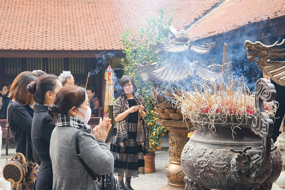 Người dân đi lễ chùa ngày đầu năm mới Quý Mão ở chùa Trấn Quốc, Hà Nội. (Ảnh: Khánh Hòa/TTXVN)