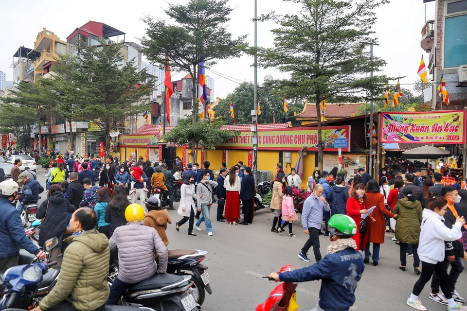 Đông đảo người dân đi lễ cầu bình an tại Tổ đình Phúc Khánh. (Ảnh: Tuấn Đức/TTXVN_