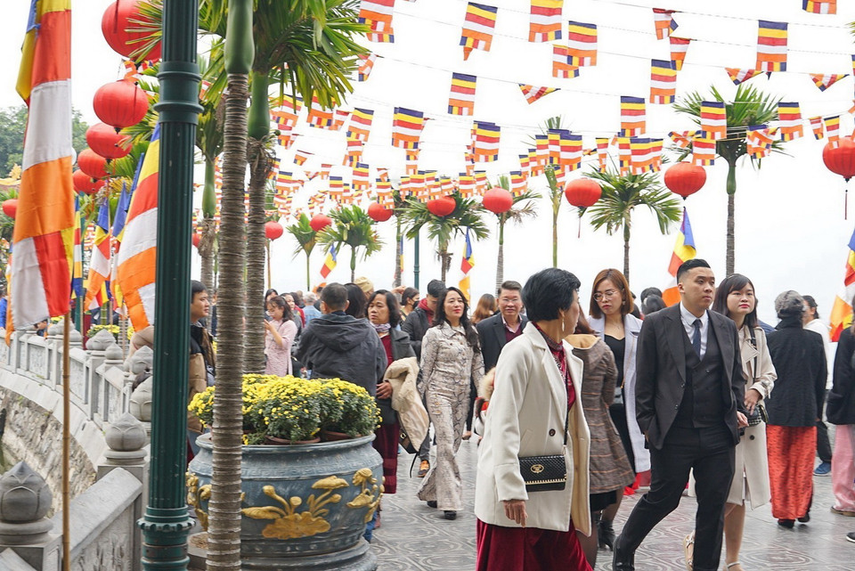 Đi chùa lễ Phật đầu năm đã trở thành nét văn hóa truyền thống, một thói quen trong đời sống tinh thần của nhiều người Việt. (Ảnh: Khánh Hòa/TTXVN)