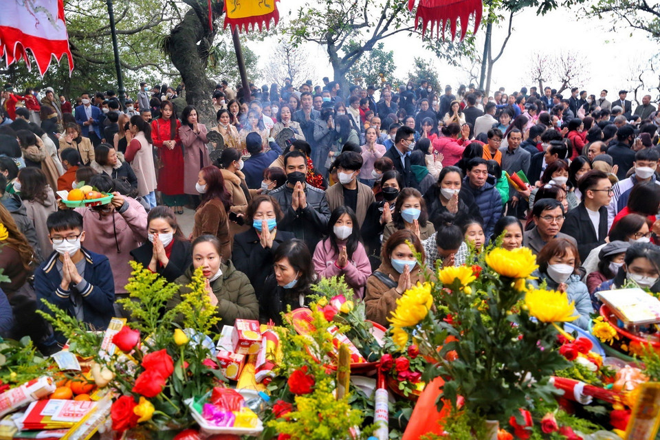 Người dân đi lễ cầu bình an năm mới tại Phủ Tây Hồ. (Ảnh: Tuấn Đức/TTXVN)