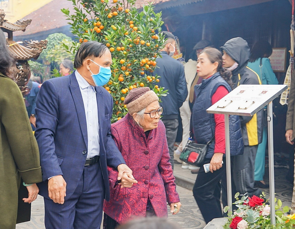 Đi chùa đầu năm đã trở thành một thói quen của người Việt. (Ảnh: Khánh Hòa/TTXVN)