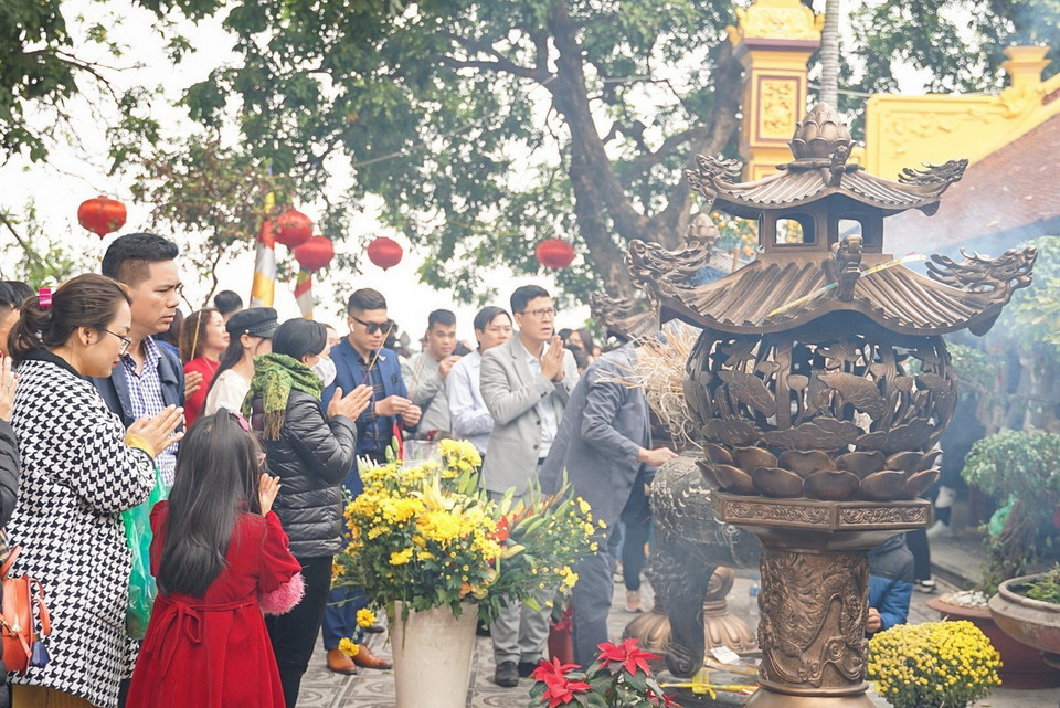 Đông đảo người dân đi lễ chùa ngày đầu năm ở chùa Trấn Quốc, Hà Nội. (Ảnh: Khánh Hòa/TTXVN)