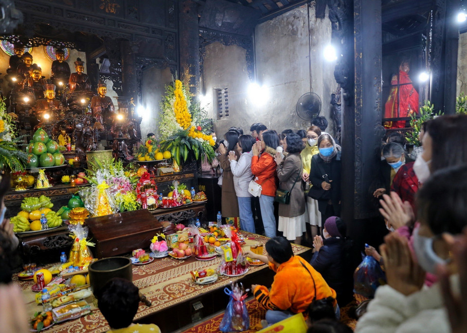 Người dân làm lễ tại Tổ đình Phúc Khánh. (Ảnh: Tuấn Đức/TTXVN_