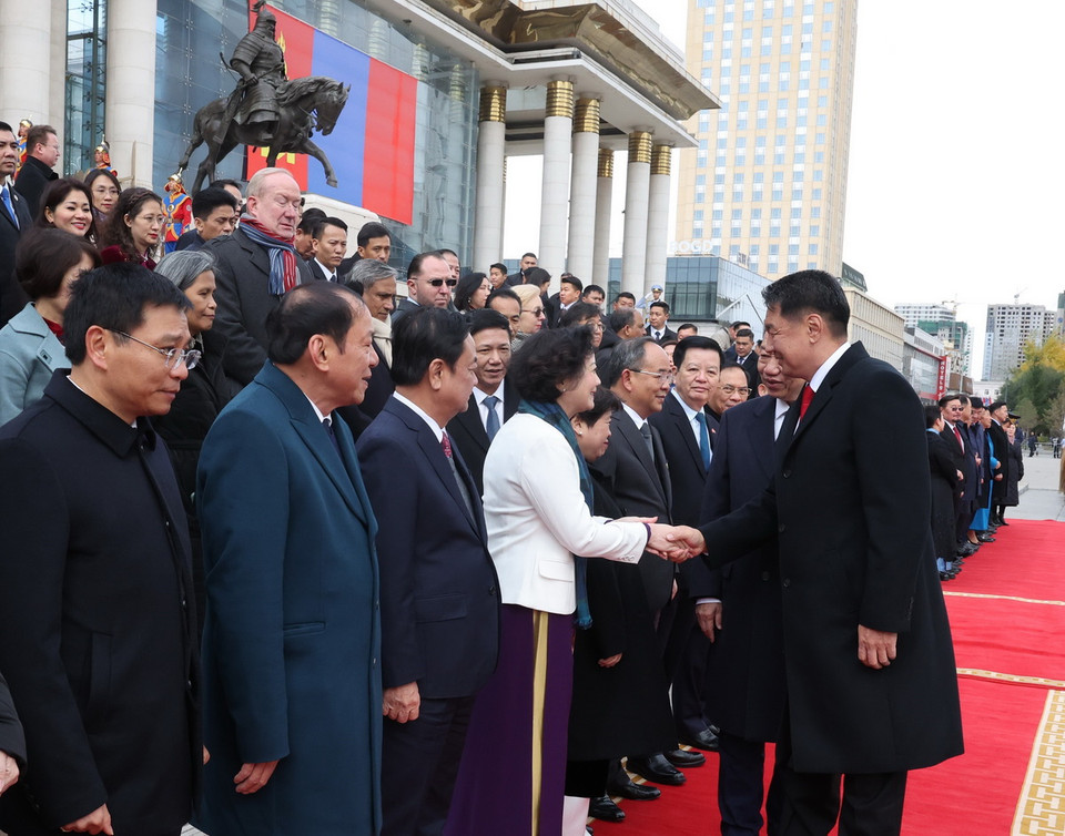 Tổng Bí thư, Chủ tịch nước Tô Lâm giới thiệu với Tổng thống Mông Cổ Ukhnaagiin Khurelsukh các thành viên đoàn cấp cao Việt Nam. (Ảnh: Trí Dũng/TTXVN)