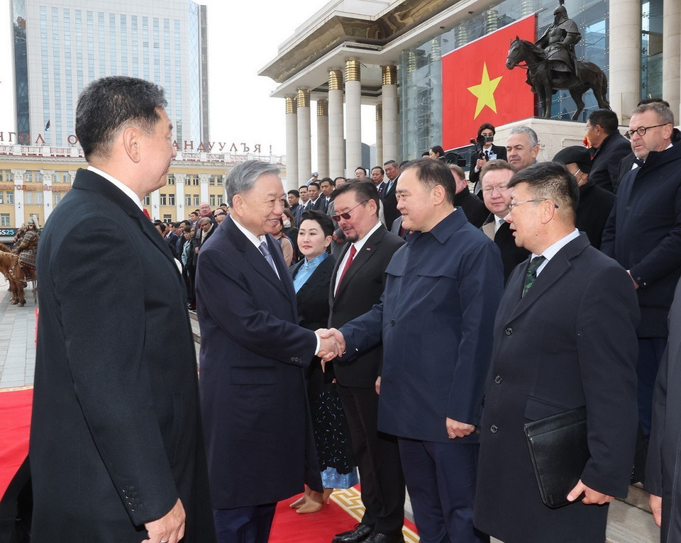 Tổng thống Mông Cổ Ukhnaagiin Khurelsukh giới thiệu với Tổng Bí thư, Chủ tịch nước Tô Lâm các thành viên đoàn cấp cao Mông Cổ. (Ảnh: Trí Dũng/TTXVN)