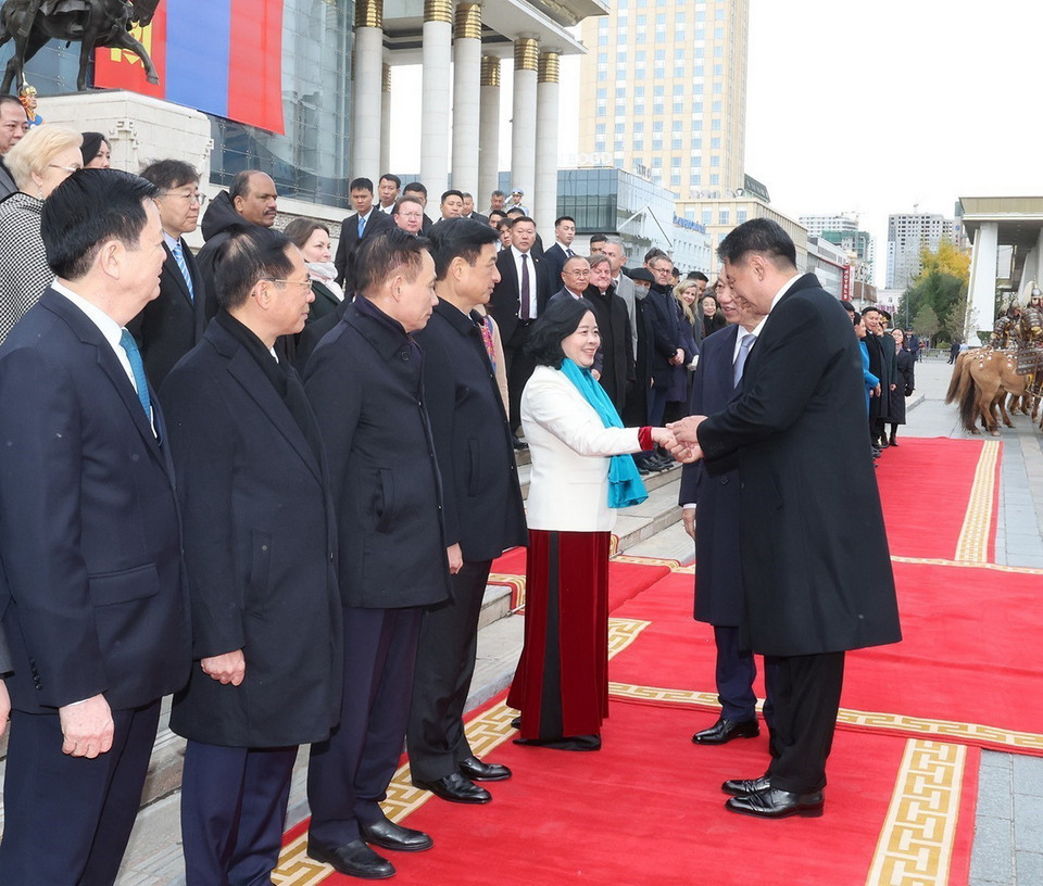 Tổng Bí thư, Chủ tịch nước Tô Lâm giới thiệu với Tổng thống Mông Cổ Ukhnaagiin Khurelsukh các thành viên đoàn cấp cao Việt Nam. (Ảnh: Trí Dũng/TTXVN)