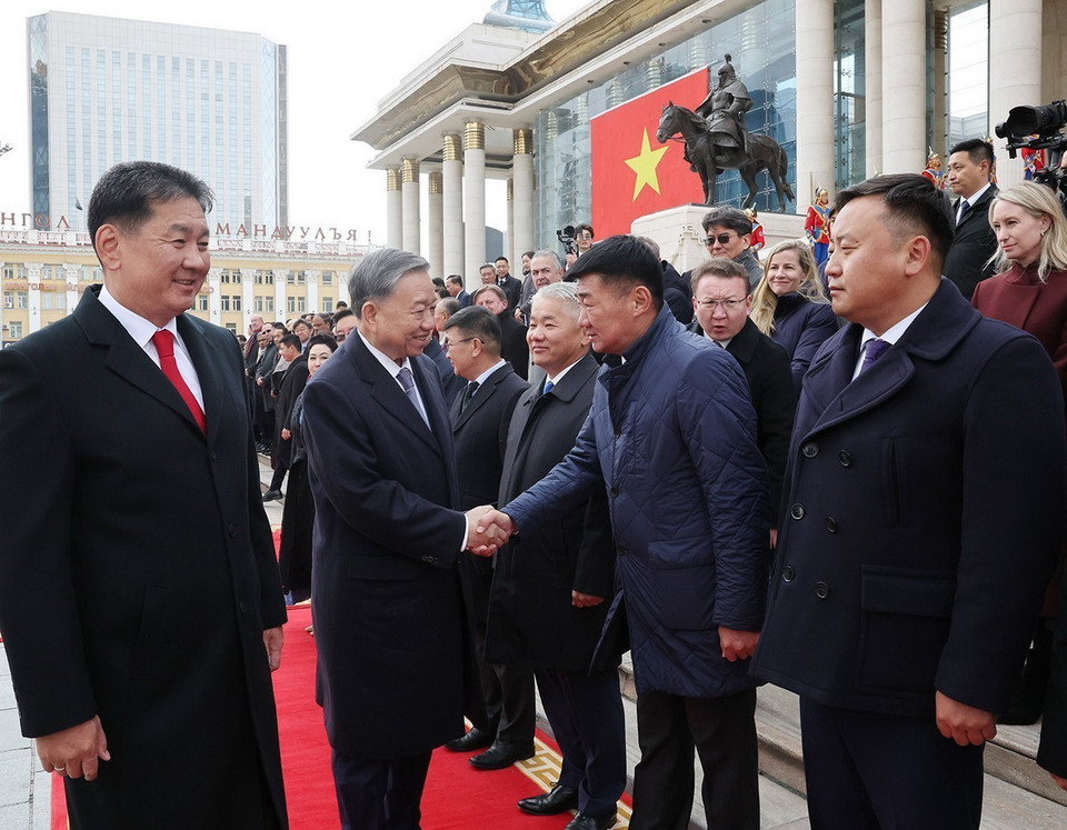 Tổng thống Mông Cổ Ukhnaagiin Khurelsukh giới thiệu với Tổng Bí thư, Chủ tịch nước Tô Lâm các thành viên đoàn cấp cao Mông Cổ. (Ảnh: Trí Dũng/TTXVN)