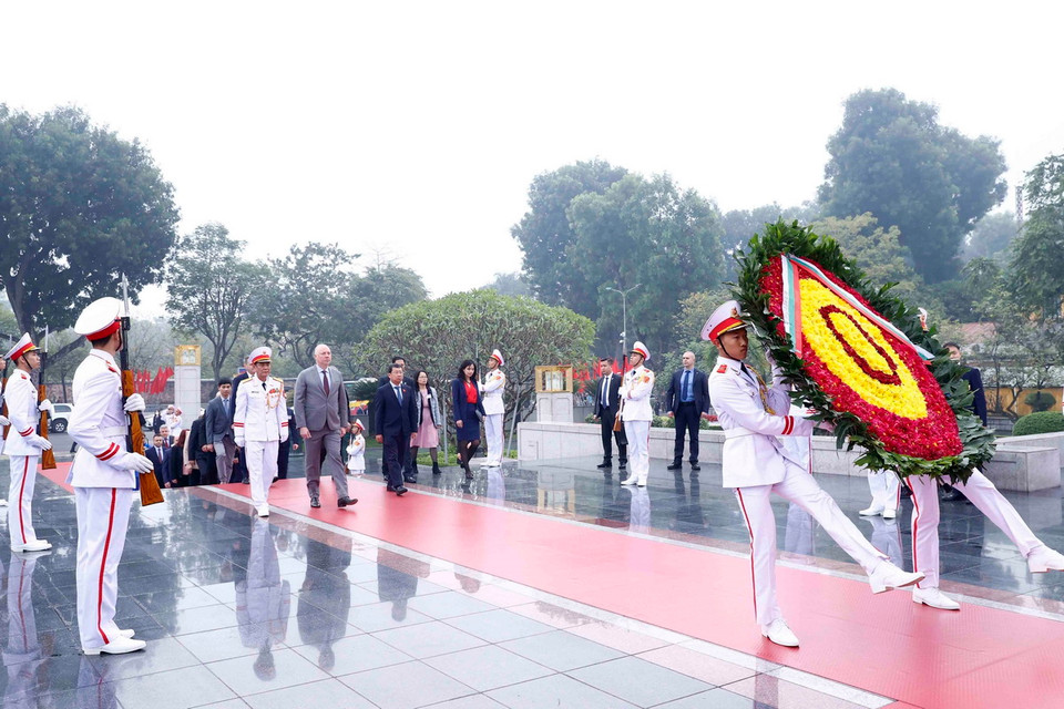 Chủ tịch Quốc hội Bulgaria Rossen Dimitrov Jeliazkov đến đặt vòng hoa tại Đài tưởng niệm các Anh hùng liệt sỹ. (Ảnh: An Đăng/TTXVN)