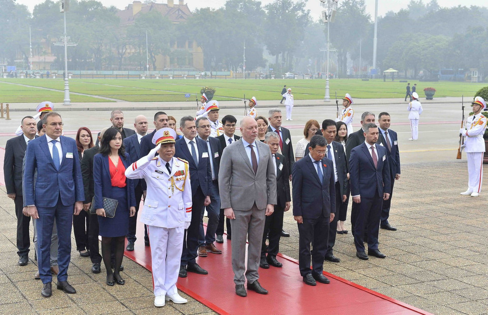 Chủ tịch Quốc hội Bulgaria Rossen Jeliazkov và các đại biểu tưởng niệm Chủ tịch Hồ Chí Minh. (Ảnh: Minh Đức/TTXVN)