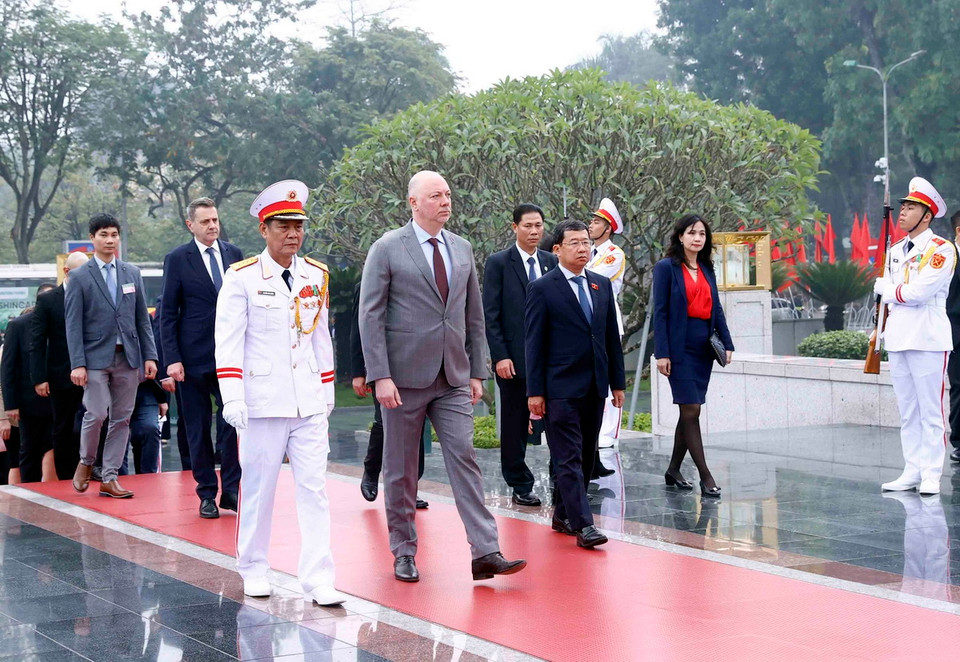 Chủ tịch Quốc hội Bulgaria Rossen Dimitrov Jeliazkov đến đặt vòng hoa tại Đài tưởng niệm các Anh hùng liệt sỹ. (Ảnh: An Đăng/TTXVN)
