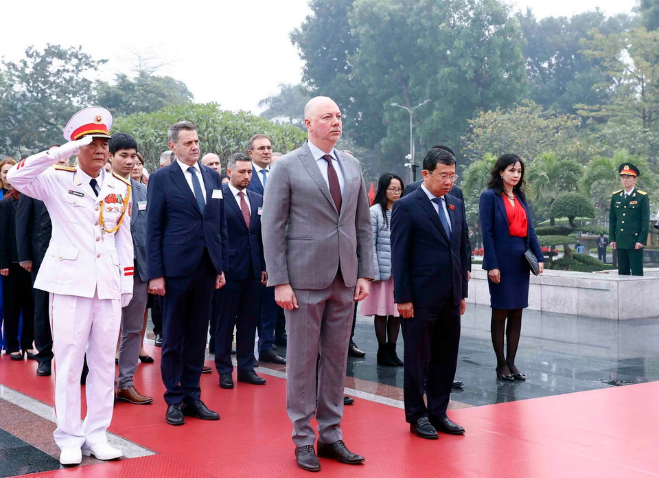 Chủ tịch Quốc hội Bulgaria Rossen Dimitrov Jeliazkov tưởng niệm các Anh hùng liệt sỹ. (Ảnh: An Đăng/TTXVN)